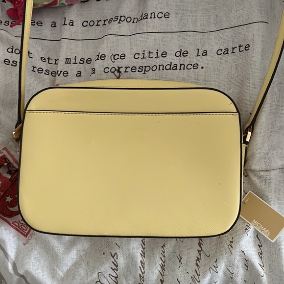 I am selling This brand new yellow Michael Kors cross body bag - Picture 2 of 3